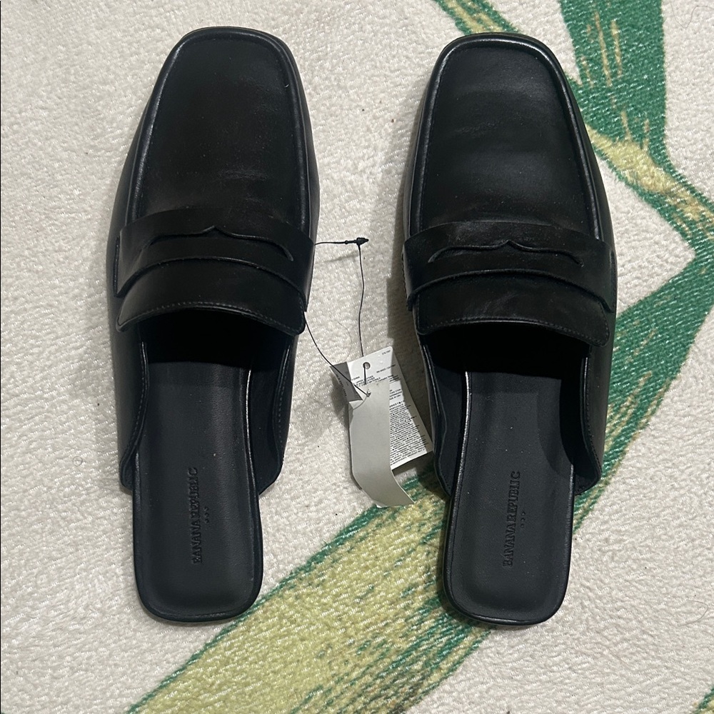 BANANA REPUBLIC(NWT)-Black Leather Loafer Slip Ons